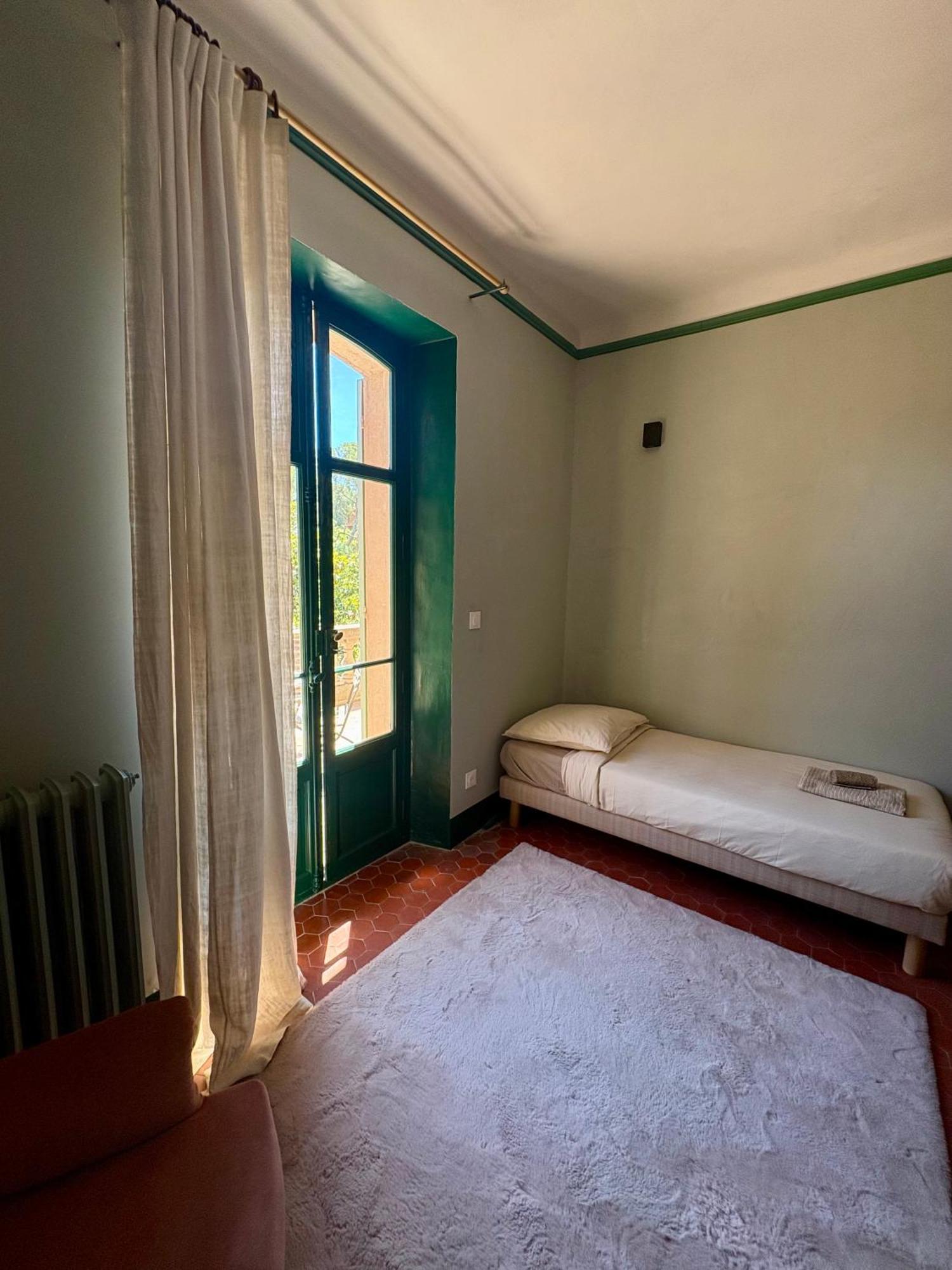 Bassin-chambre D'hote-villa Magdala Couette-café Hyères