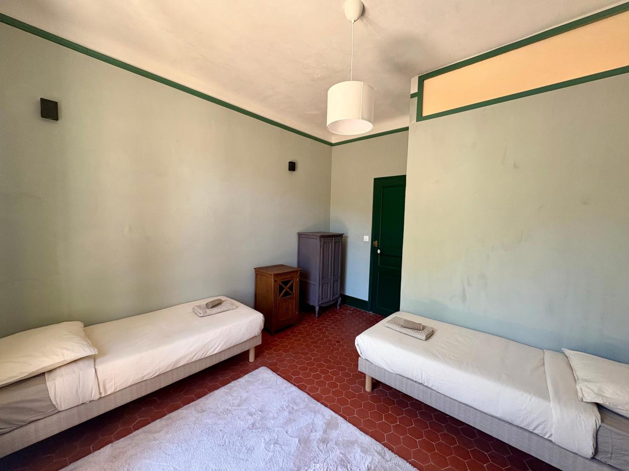 Bassin-chambre D'hote-villa Magdala Couette-café