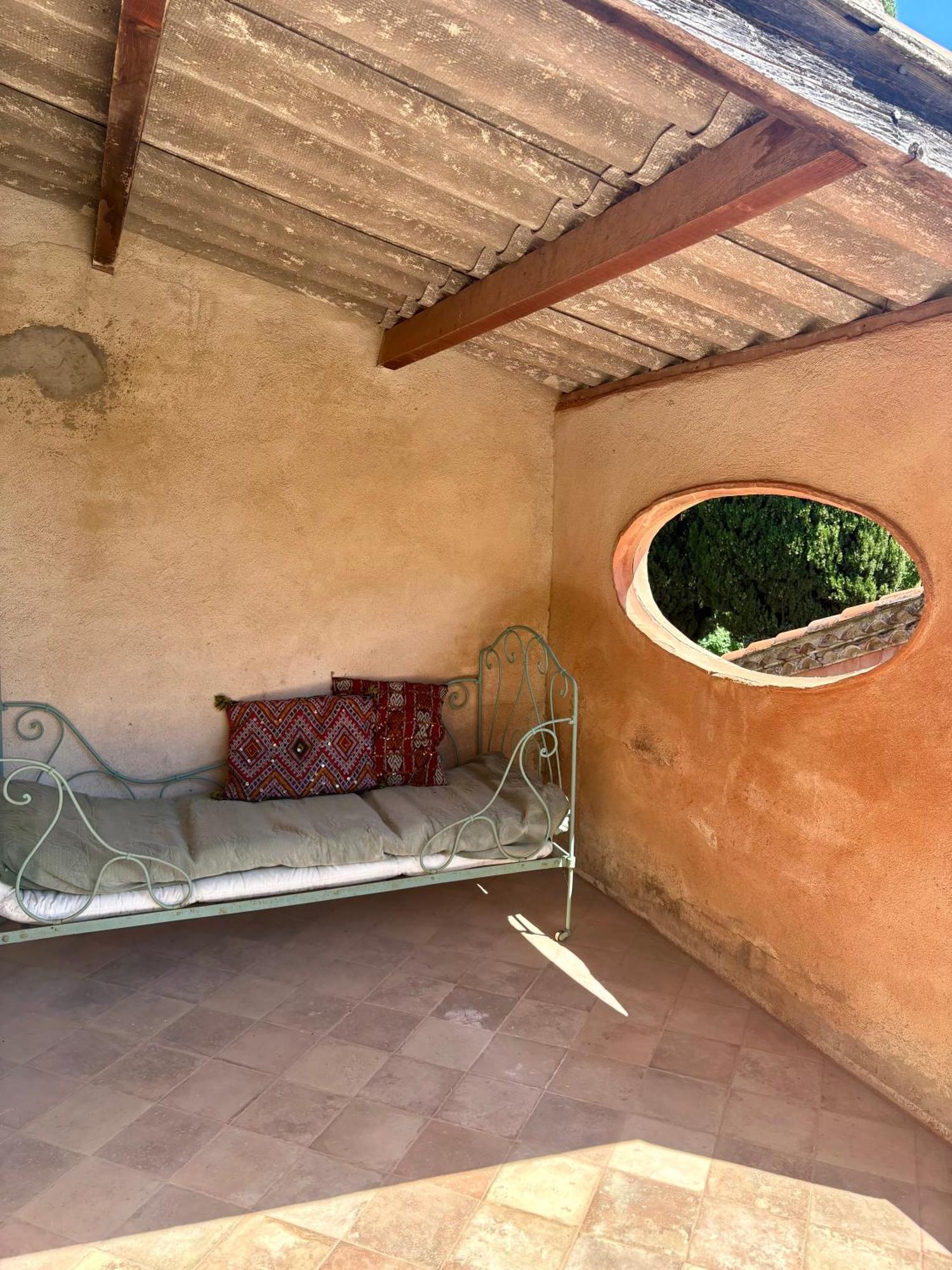 Couette-café Bassin-chambre D'hote-villa Magdala *